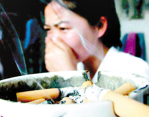 “请勿吸烟”提示牌下的烟民们