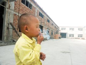 三岁半男童成烟枪
