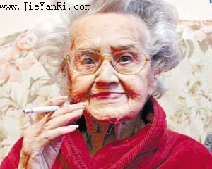 史上最长烟龄的老太太＿烟龄长达80多年